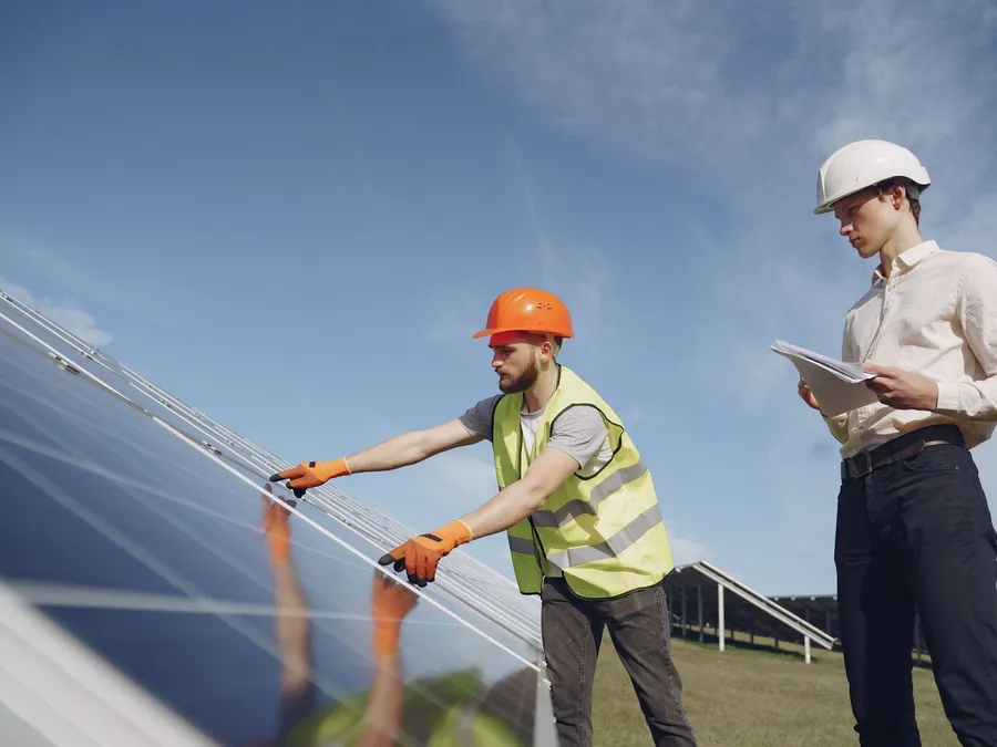 Technician explaining solar equipment to a customer, illustrative photograph